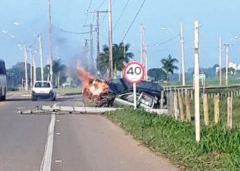 Carro cai em buraco na estrada do Pontal bate em poste e pega fogo