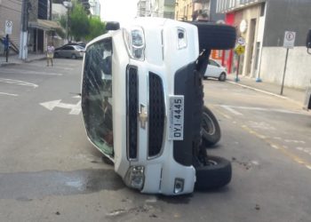 Carro dirigido por adolescente bate e capota no centro de Linhares
