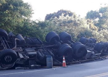 Carreta que transportava óleo lubrificante tomba na BR 101