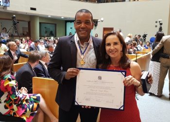 HOMENAGEM: Ozéias Farias recebe comenda Domingos Martins; vídeo