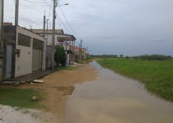 Moradores de Bebedouro reclamam de alagamento em rua e em estrada vicinal; Vídeo