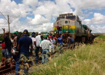 Pedido de indenização Protesto de pescadores fecha linha de trem em Baixo Guandu