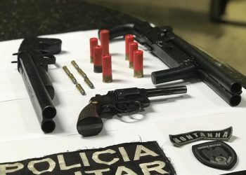 Polícia Militar apreende duas escopetas, munições revólver e droga