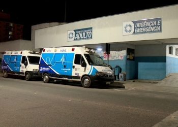 Homem é alvejado por tiros ao sair pra comprar Pinga