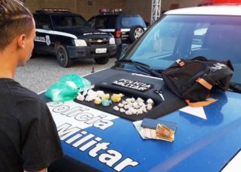 Policia Militar apreende, maconha, crack,dinheiro e flagra jovem fumando maconha.