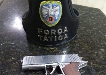 Força Tática apreende pistola dentro de sapataria