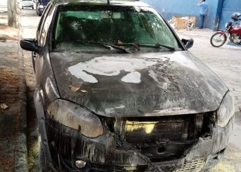 Veículo de comerciante pega fogo em Linhares