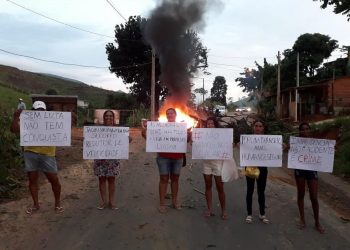 Moradores fecham ES-245, no interior de Rio Bananal