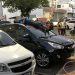 Homem dorme no teto de um carro no centro de Linhares; Vídeo
