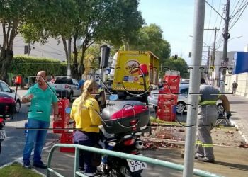 Caixas de cervejas caem de caminhão no centro de Linhares; Veja vídeo