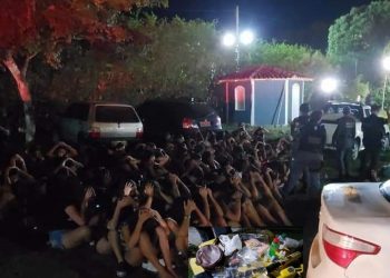 Polícia fecha baile funk durante madrugada de domingo.