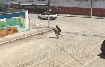 MÊS DA MULHER: Vídeo revela briga entre home e mulher em Linhares. Veja a cena