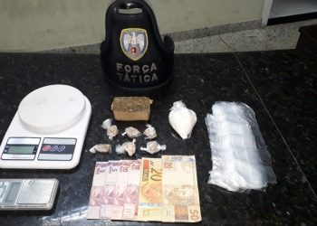 Alegando está desempregado homem é flagrado com drogas dentro de casa