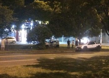 Automóveis invadem canteiro e batem em duas arvores em Linhares