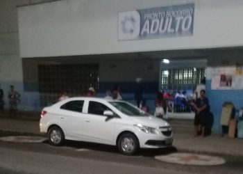 FLAGRA – Veículo estaciona em local destinado a ambulâncias e ainda ocupando duas vagas