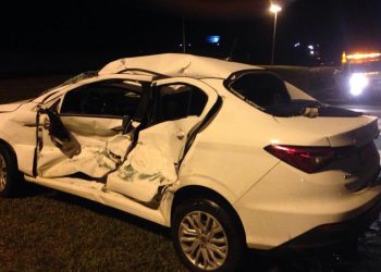 Acidente entre caminhão e automóvel deixa motorista ferido