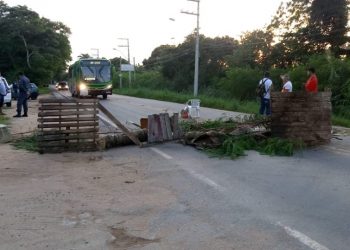 População de Aracruz interdita vias em protesto contra o aumento das passagens