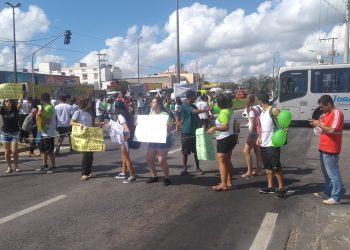 Estudantes do IFES Linhares interditam BR 101; Videos