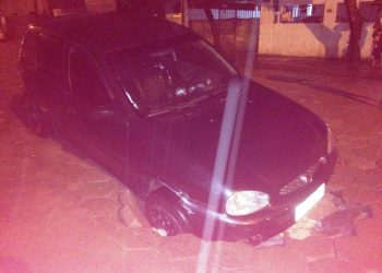 Carro cai em buraco de obra da UPA do Shell