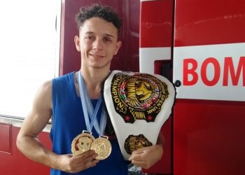 Linharense campeão mundial de boxe é recebido com festa ao voltar para casa; Vídeo