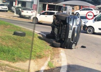 Colisão entre S10 e Sportage provoca capotamento na BR 101 em Linhares; Vídeo