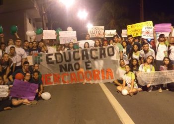 MANIFESTAÇÃO EM LINHARES – Alunos dão aula de democracia e movimento transcorre sem problemas; Fotos e videos