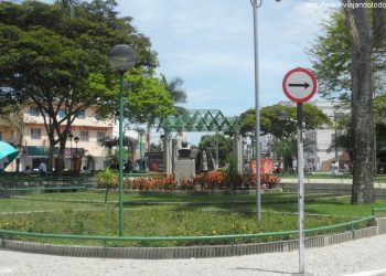 Homem tenta matar ex-companheira em praça no centro de Linhares