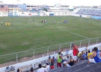 Jogador de time Cabixaba, diz não ter nem almoço em alojamento; Áudio