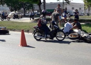 Colisão entre duas motocicletas deixa dois feridos na BR 101 em Linhares. Veja vídeo