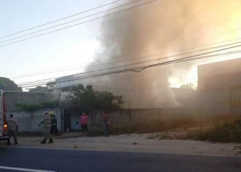 Casa pega fogo em Linhares e sobrevivente escapa pelo teto; veja video como ficou a residencia