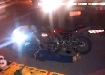 Motociclista colide em carreta parada e está em estado grave