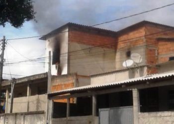 Sábado com principio de incêndio em residência no B. Aviso em Linhares; Vídeo