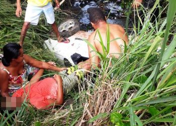 URGENTE – Veículo cai em vala no planalto e motorista é levado desacordado para Hospital