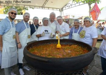 Governador participa da confecção da Maior Moqueca do Mundo no norte do Estado
