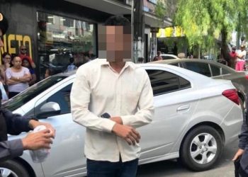 Suspeito de aplicar golpes entra em viatura da policia por medo