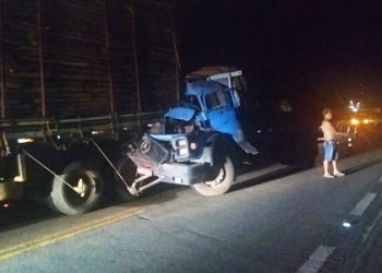 Colisão entre dois caminhões em Linhares deixa cabine de um destruída