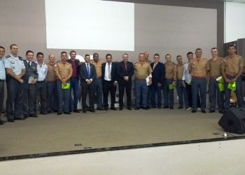 Bombeiros de Linhares recebem Livros evangélicos durante celebração pelo seu dia na IEBL; Vídeo