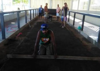 Grupo de moradores de Bebedouro reforma campo de bocha no Complexo Esportivo da localidade