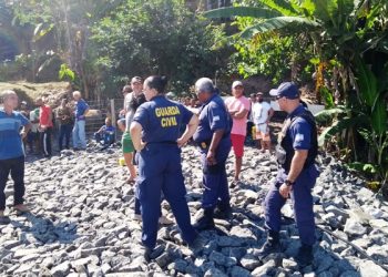 Pescadores paralisam obra da Samarco no Rio Pequeno em Linhares