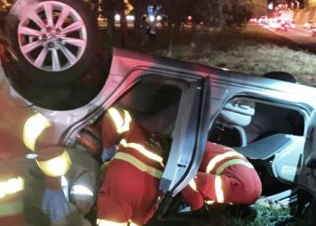 Colisão entre Corolla e Caminhão leva grávida e criança para hospital; Vídeo