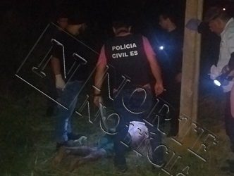 Homem é encontrado morto com mais de dez perfurações de arma de fogo em Linhares; Vídeo