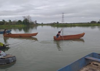 Famílias em situação de extrema pobreza recebem barcos e redes de pesca em Linhares