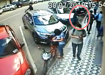 Dupla rouba malote com aproximadamente 50 mil reais em plena luz do dia no centro de Linhares; Veja vídeo