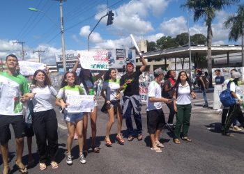 Alunos fecham BR 101 em Linhares