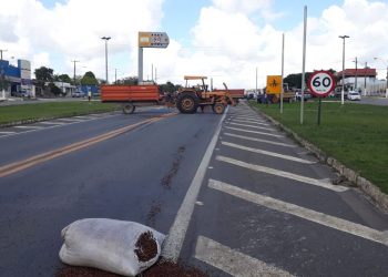 Cafeicultores fecham BR 101 em Linhares; Vídeo