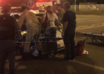 Mulher vai parar em cima de veiculo após colisão entre carro e moto. Vídeo