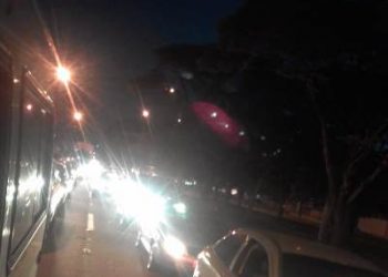 Trânsito lento na via lateral da BR 101 em Linhares; motoristas reclamam de semáforos