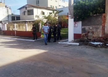ABORDAGEM – Elemento foge de abordagem, atira contra PMs, invade casa e é morto