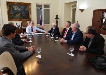 Governador recebe diretoria de empresa de café que será instalada em Linhares