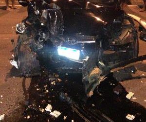 O que aconteceu que esse automóvel colidiu em um poste?